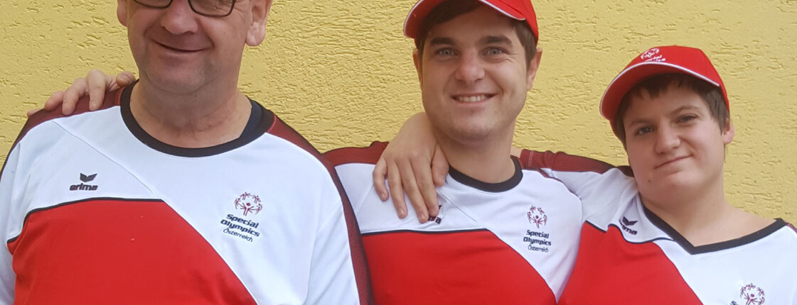 Ein Gruppenfoto: die zwei SportlerInnen mit ihrem Trainer