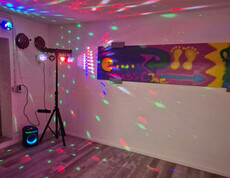 Partyraum mit speziellem Licht beleuchtet 