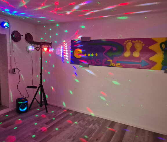 Partyraum mit speziellem Licht beleuchtet 