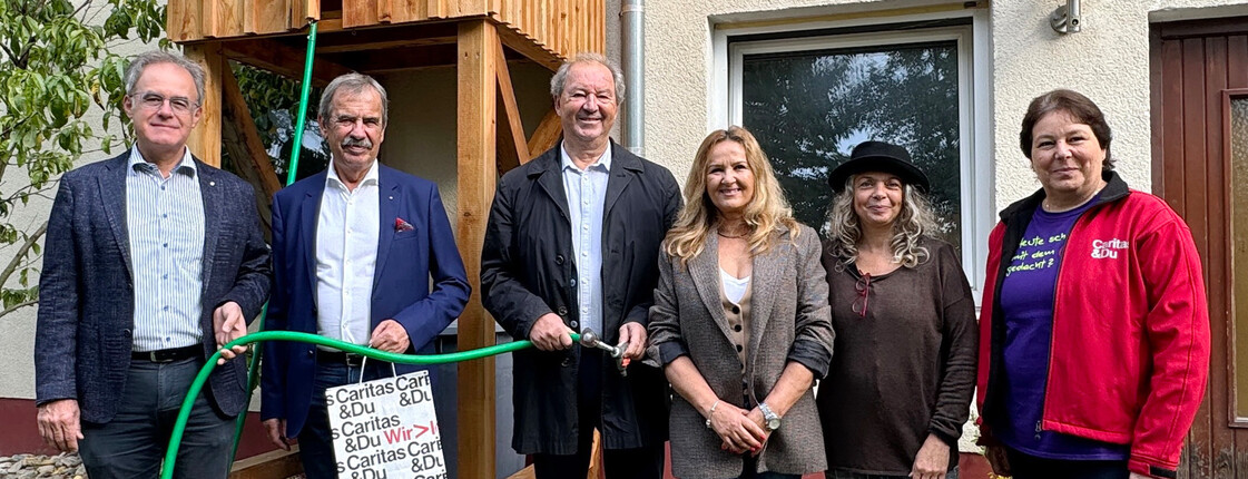 Foto von Bruno Weinberger (Präsident Rotary Enns), Peter Strauß, (Rotary Enns), Ernst Metzbauer, (Rotary Enns), Lia Cozmuta, (Leiterin Hartlauerhof), Gerda Sträußlmayr (Sozialbetreuerin), Monika Greindl (Regionalcaritas) am Hartlauerhof