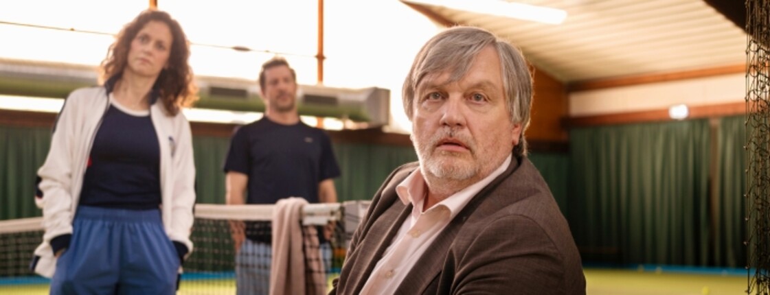 3 Personen streiten am Tennisplatz