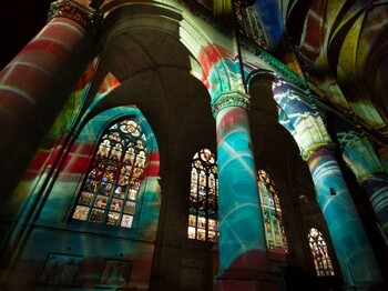 Innenansicht des Mariendoms Linz. Lichtintervention CHROMOTOPIA MARIENDOM inszeniert Victoria Coeln.
