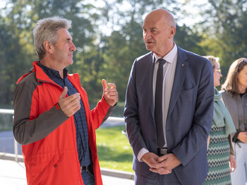 Zwei Herren unterhalten sich bei der Wohnhauseröffnung