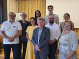 Eine Gruppe von Menschen posiert für ein Gruppenfoto