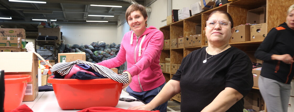 Hila Etehemaj sortiert gemeinsam mit Sozialarbeiterin Anna Hagg die Kleidungsspenden.
