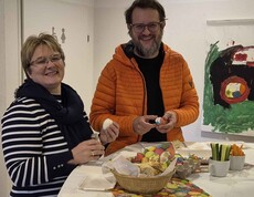 Zwei Personen bei der Osterjause