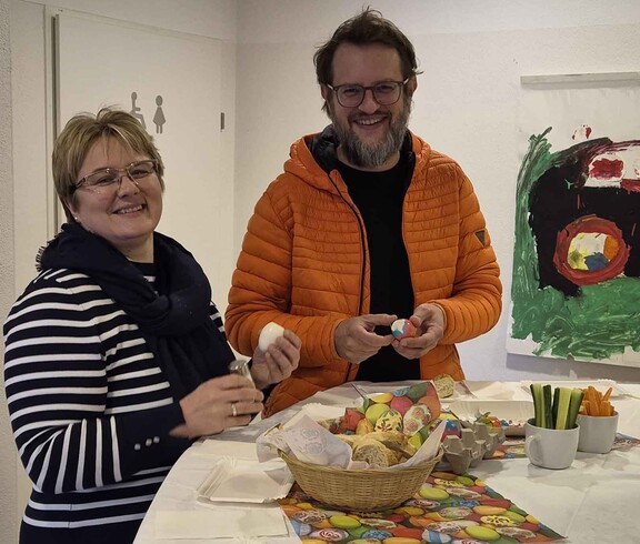 Zwei Personen bei der Osterjause