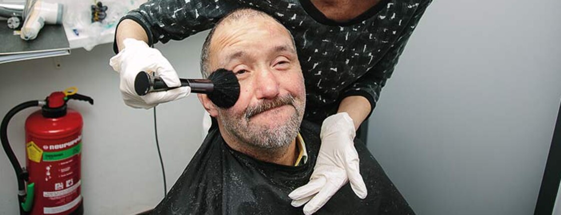 Freiwillige Friseurin in der Gruft Freiwillige Friseurin in der Gruft