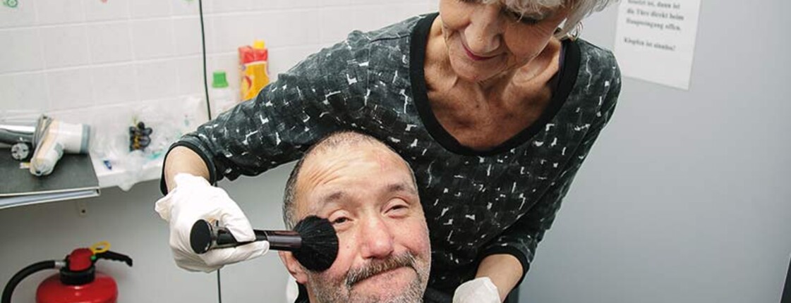 Freiwillige Friseurin in der Gruft Freiwillige Friseurin in der Gruft