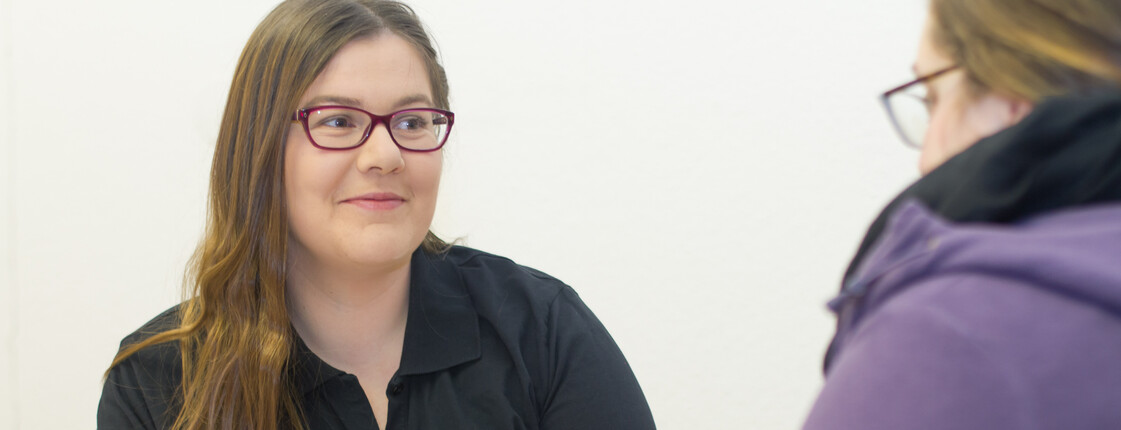 Mehr Klient*innen, aber vor allem auch höhere Kosten, um die Menschen zu stabilisieren, spürt Michaela Haunold in der Sozialberatung.