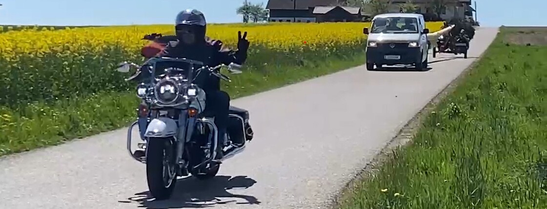 Motorradfahrer, Auto, Maibaum 