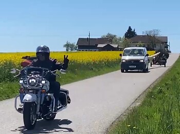 Motorradfahrer, Auto, Maibaum 