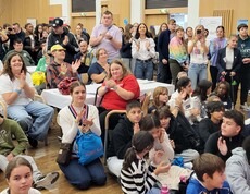 Viele junge Menschen in einem Saal