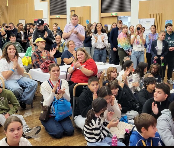 Viele junge Menschen in einem Saal