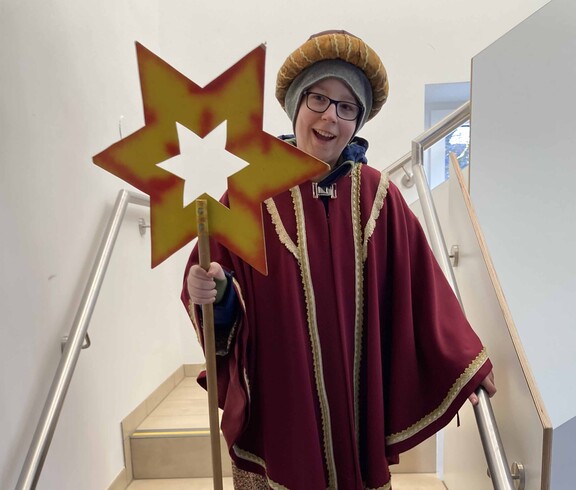 Sternsinger-Bub mit gelbem Stern