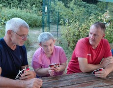 Drei Personen spielen Karten
