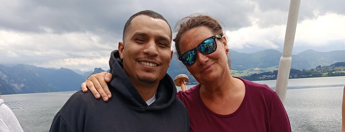 Mann und Frau auf Schiff, im Hintergrund ein Fluss