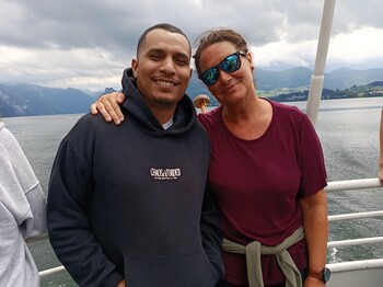 Mann und Frau auf Schiff, im Hintergrund ein Fluss