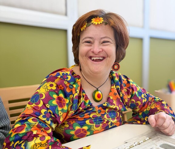 Frau in bunt geblümten Kleid