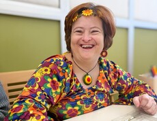 Frau in bunt geblümten Kleid