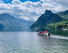 Action: See, Berge, ein Boot und schöne Wolkenstimmung