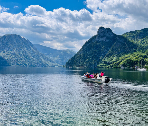 Action: See, Berge, ein Boot und schöne Wolkenstimmung