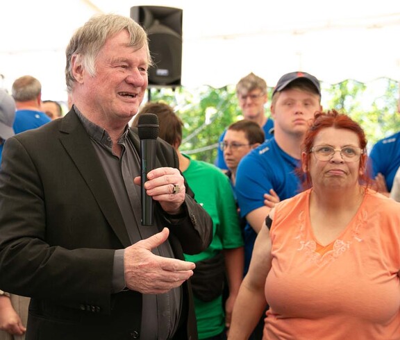 Bischof und weitere Personen bei einem Fest