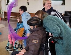 Vier Personen, eine davon im Rollstuhl in der Kirche