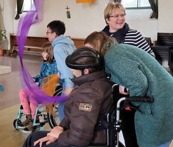 Vier Personen, eine davon im Rollstuhl in der Kirche