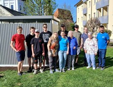 Viele Menschen vor einer Gartenhütte