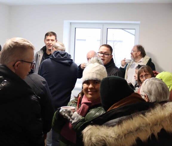 Viele Menschen in einem neuen Haus