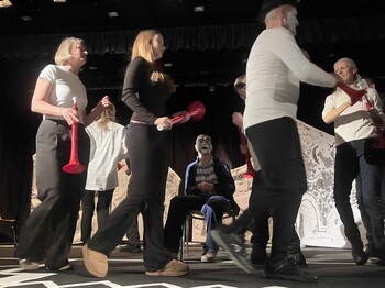 Mehrere Schauspieler gehen im Kreis