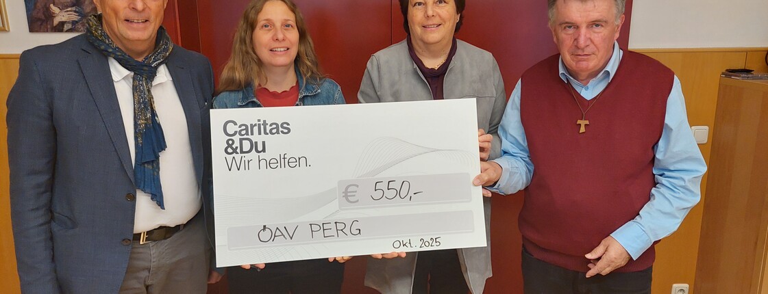 Foto von der Spendenübergabe. Vier Menschen lachen mit einem Spendenscheck in die Kamera.