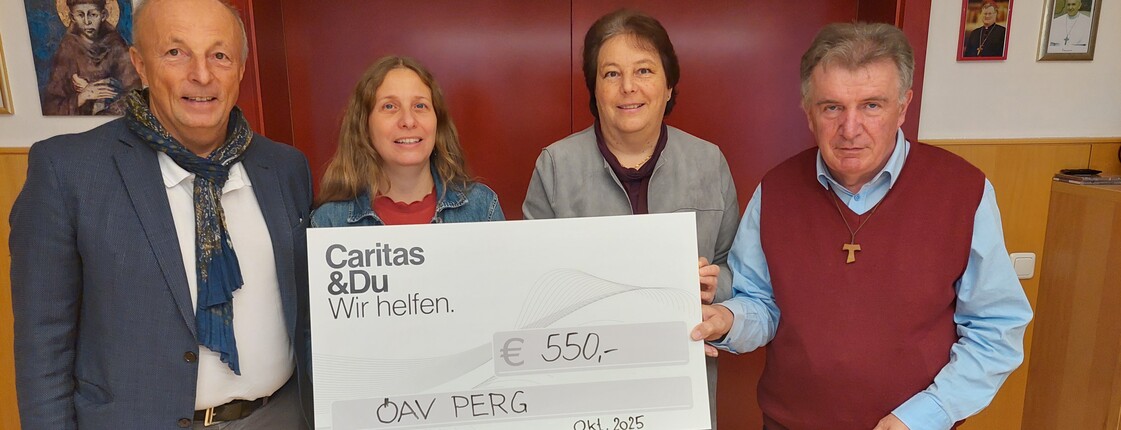 Foto von der Spendenübergabe. Vier Menschen lachen mit einem Spendenscheck in die Kamera.