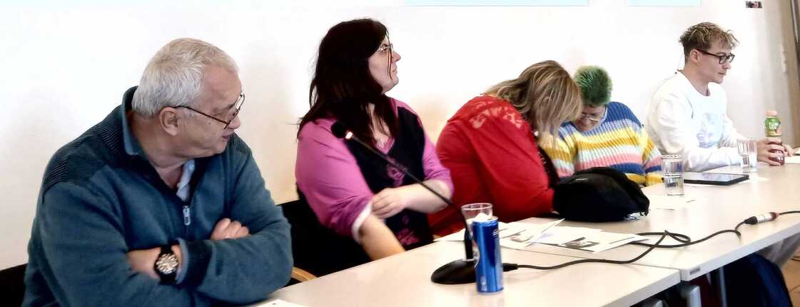 Fünf Autoren bei einer Buchpräsentation