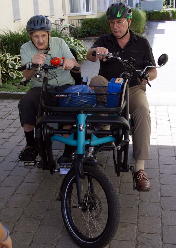 Szene: Zwei im Tandemfahrrad