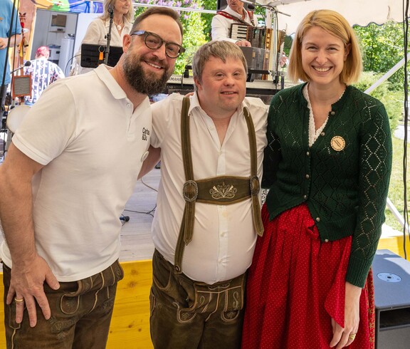 Drei Personen in Tracht 