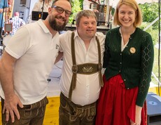 Drei Personen in Tracht 