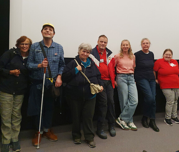 Kinobesucher vor der großen Leinwand