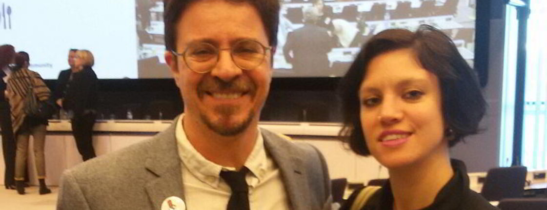 Ein Mann und eine Frau stehen zusammen in einem Konferenzraum