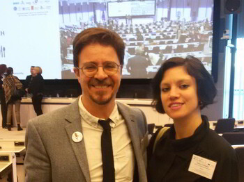 Ein Mann und eine Frau stehen zusammen in einem Konferenzraum