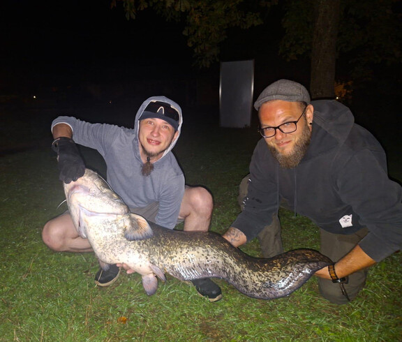Zwei Personen mit 1,44 Meter langem Fisch