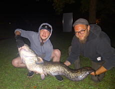 Zwei Personen mit 1,44 Meter langem Fisch