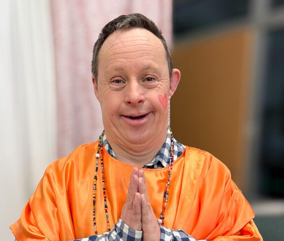 Mann als Shaolin-Mönch verkleidet