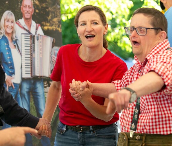 Zwei Personen auf der Tanzfläche