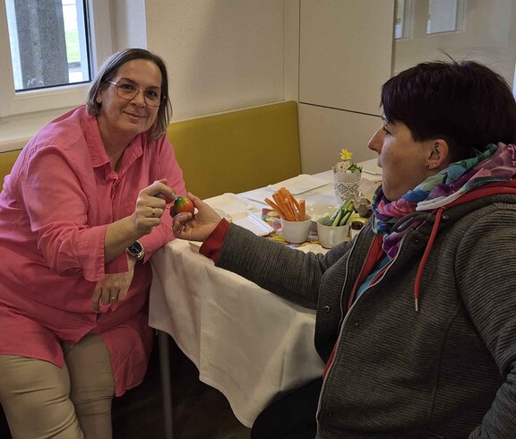 Zwei Frauen beim Eierpecken