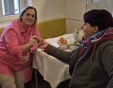 Zwei Frauen beim Eierpecken