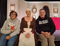 Zwei Besucher mit Schauspielerin