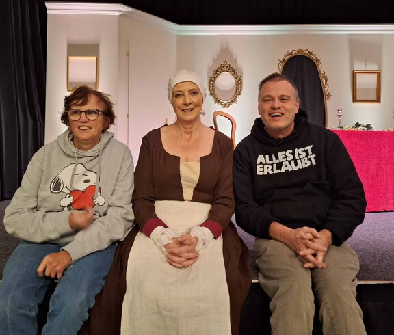 Zwei Besucher mit Schauspielerin