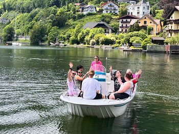 Action: Vollbesetztes Boot schlägt Wellen